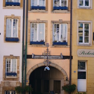Mur, fenêtres et porche - Luxembourg  - collection de photos clin d'oeil, catégorie rues